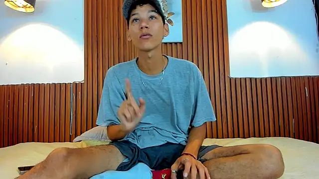 Snapshot of AQUARIUS_x chatting on 11-19-25, 11:32 AQUARIUS x online show from 11-19-25, 11:32