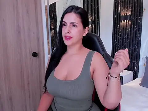 Snapshot of chloe_toms chatting on 10-25-25, 06:35 chloe toms online show from 10-25-25, 06:35