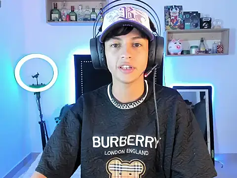 Snapshot of Alejo_Desire chatting on 11-11-25, 08:14 Alejo Desire online show from 11-11-25, 08:14