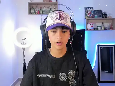 Snapshot of Alejo_Desire chatting on 11-14-25, 04:44 Alejo Desire online show from 11-14-25, 04:44