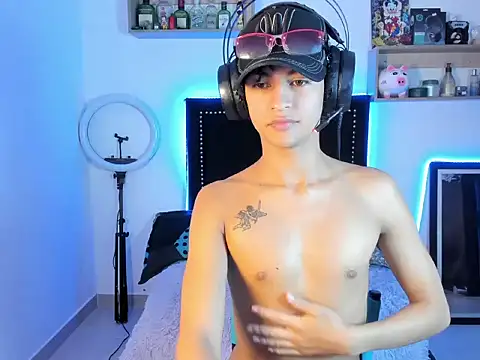 Snapshot of Alejo_Desire chatting on 11-18-25, 11:15 Alejo Desire online show from 11-18-25, 11:15