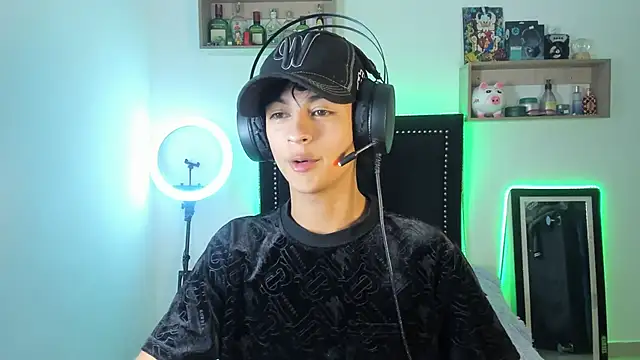 Snapshot of Alejo_Desire chatting on 11-22-25, 04:00 Alejo Desire online show from 11-22-25, 04:00