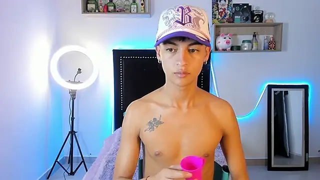 Snapshot of Alejo_Desire chatting on 11-29-25, 04:59 Alejo Desire online show from 11-29-25, 04:59