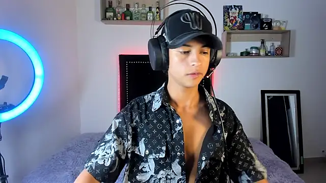 Snapshot of Alejo_Desire chatting on 12-16-25, 03:55 Alejo Desire online show from 12-16-25, 03:55