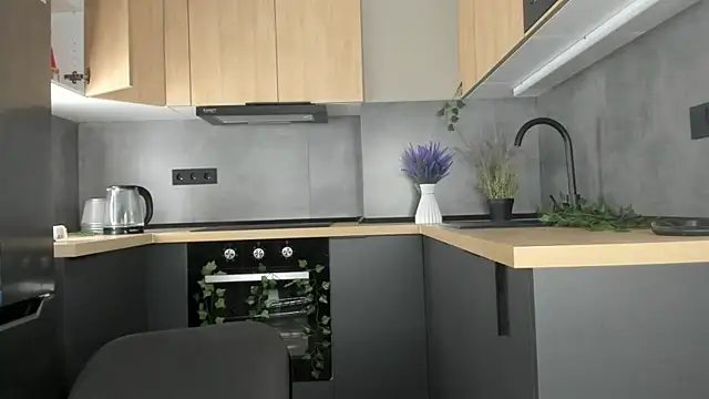 Snapshot of FoxFever chatting on 11-26-25, 06:36 FoxFever online show from 11-26-25, 06:36