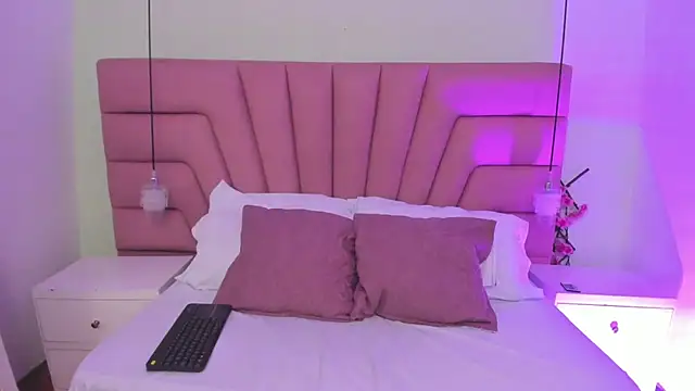 Coral Jhones online show from 12-14-25, 05:13