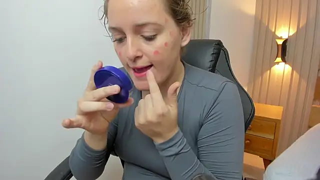 Snapshot of annie_blake_ chatting on 10-26-25, 02:17 annie blake  online show from 10-26-25, 02:17