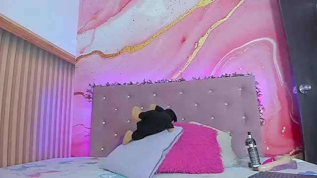 mia  blaze   online show from 10-31-25, 03:29