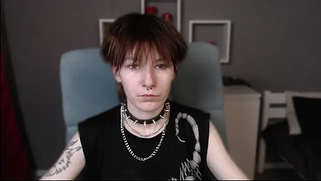 Snapshot of guitarandangell chatting on 11-12-25, 04:02 guitarandangell online show from 11-12-25, 04:02