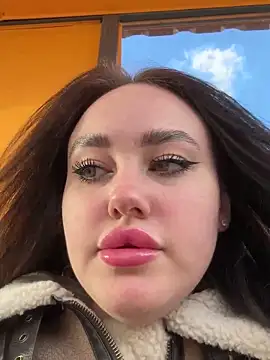 Snapshot of KiraSunshine chatting on 11-02-25, 03:42 KiraSunshine online show from 11-02-25, 03:42