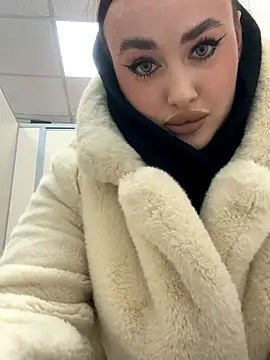 Snapshot of KiraSunshine chatting on 11-18-25, 03:56 KiraSunshine online show from 11-18-25, 03:56