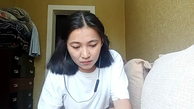 LinneaHyles online show from 10-31-25, 05:30