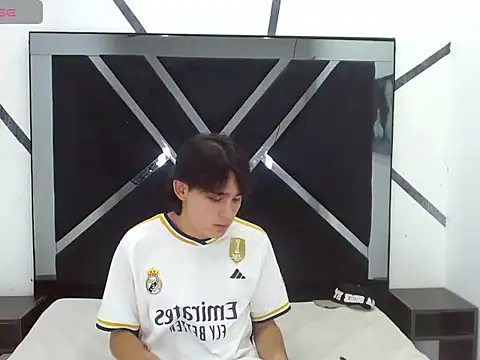 Tom 0001 online show from 10-27-25, 08:02