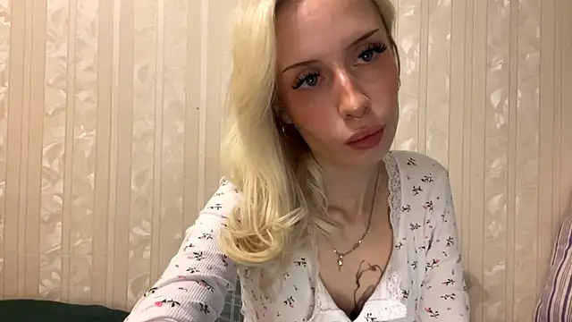 Snapshot of Twist_drip_blonde chatting on 10-27-25, 02:21 Twist drip blonde online show from 10-27-25, 02:21