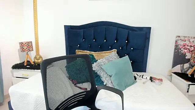 Inaya Khalifa online show from 04-26-26, 10:07