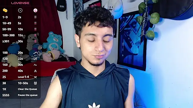 Snapshot of lukaOnline_ chatting on 10-19-25, 12:44 lukaOnline  online show from 10-19-25, 12:44