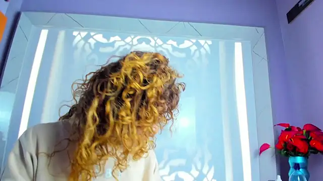 Snapshot of EmiliRouse_ chatting on 10-25-25, 04:09 EmiliRouse  online show from 10-25-25, 04:09