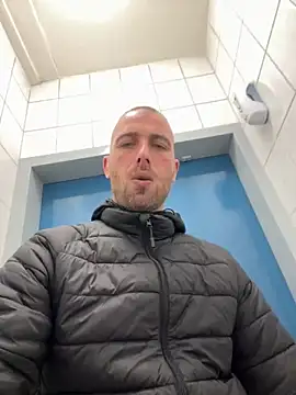 Snapshot of Rotteei1 chatting on 10-29-25, 09:33 Rotteei1 online show from 10-29-25, 09:33