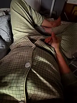 Snapshot of parkpark2 chatting on 12-15-25, 02:10 parkpark2 online show from 12-15-25, 02:10