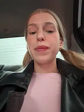 kira mia online show from 04-28-26, 04:23