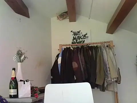 Snapshot of DeboraMee chatting on 10-23-25, 03:22 DeboraMee online show from 10-23-25, 03:22