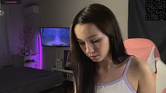 Snapshot of ella_simons chatting on 11-21-25, 12:32 ella simons online show from 11-21-25, 12:32