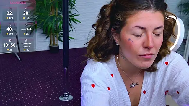 Snapshot of IvorySwan chatting on 11-23-25, 05:40 IvorySwan online show from 11-23-25, 05:40