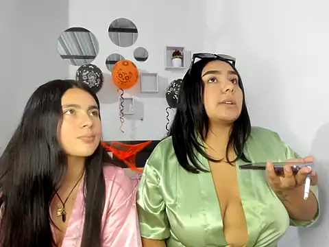 Snapshot of Twodirtyteens18 chatting on 10-28-25, 12:47 Twodirtyteens18 online show from 10-28-25, 12:47