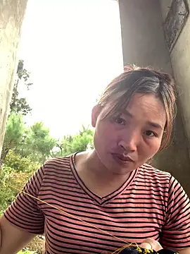 Snapshot of sowbibi chatting on 10-22-25, 04:57 sowbibi online show from 10-22-25, 04:57