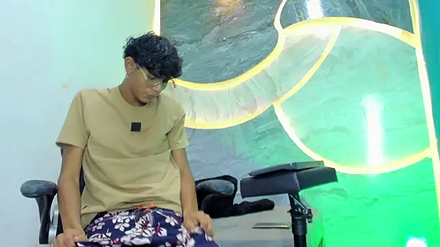 Snapshot of Sex_Boy_33_ chatting on 10-27-25, 04:16 Sex Boy 33 online show from 10-27-25, 04:16