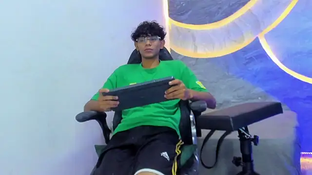 Snapshot of Sex_Boy_33_ chatting on 10-28-25, 04:49 Sex Boy 33 online show from 10-28-25, 04:49