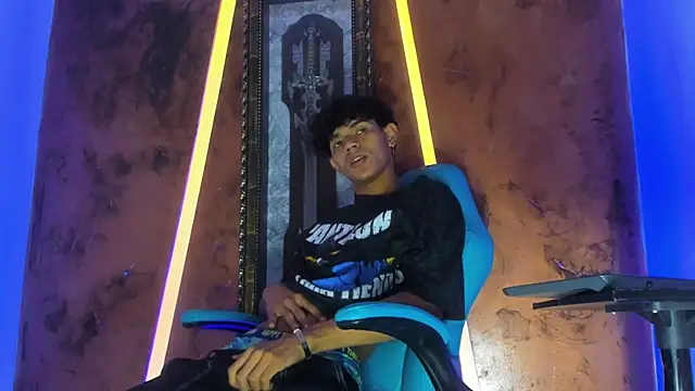 Snapshot of Sex_Boy_33_ chatting on 10-31-25, 04:35 Sex Boy 33 online show from 10-31-25, 04:35