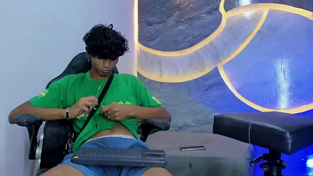 Snapshot of Sex_Boy_33_ chatting on 11-02-25, 03:42 Sex Boy 33 online show from 11-02-25, 03:42