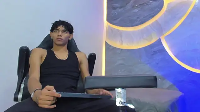 Snapshot of Sex_Boy_33_ chatting on 11-10-25, 04:11 Sex Boy 33 online show from 11-10-25, 04:11