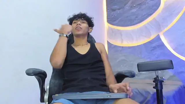 Snapshot of Sex_Boy_33_ chatting on 11-15-25, 06:11 Sex Boy 33 online show from 11-15-25, 06:11