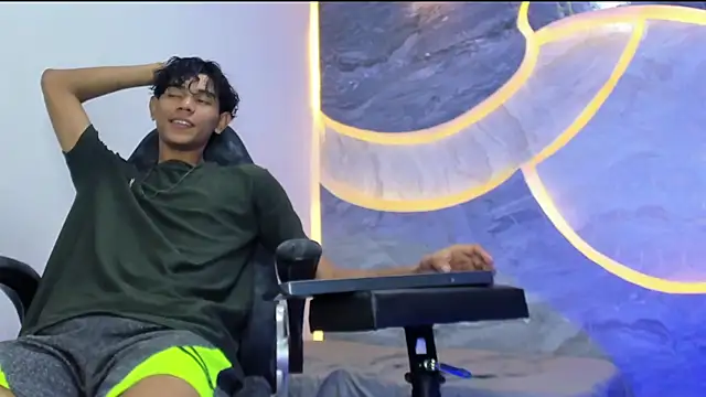 Snapshot of Sex_Boy_33_ chatting on 11-18-25, 04:17 Sex Boy 33 online show from 11-18-25, 04:17