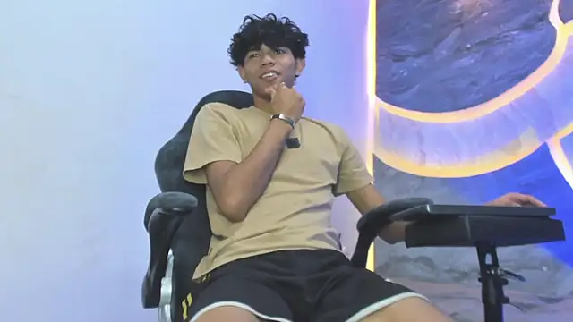 Snapshot of Sex_Boy_33_ chatting on 11-21-25, 04:33 Sex Boy 33 online show from 11-21-25, 04:33