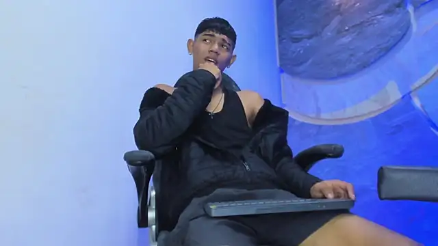 Snapshot of Sex_Boy_33_ chatting on 11-24-25, 04:56 Sex Boy 33 online show from 11-24-25, 04:56