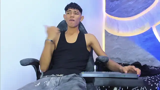 Snapshot of Sex_Boy_33_ chatting on 12-14-25, 06:30 Sex Boy 33 online show from 12-14-25, 06:30