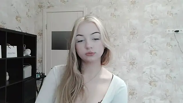 Snapshot of _LunaLush_ chatting on 10-21-25, 06:25 LunaLush online show from 10-21-25, 06:25