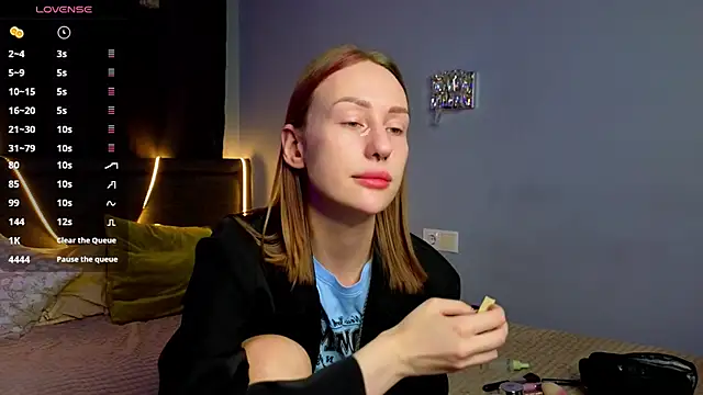 Snapshot of ZolaDickmann chatting on 10-31-25, 08:04 ZolaDickmann online show from 10-31-25, 08:04