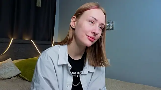 Snapshot of ZolaDickmann chatting on 11-05-25, 08:25 ZolaDickmann online show from 11-05-25, 08:25