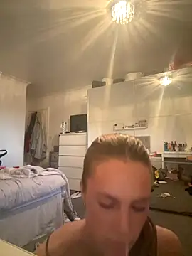 Snapshot of DaisyLoverxox chatting on 10-31-25, 04:52 DaisyLoverxox online show from 10-31-25, 04:52