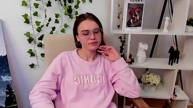 Snapshot of NichelleBenckendorf chatting on 10-22-25, 11:21 NichelleBenckendorf online show from 10-22-25, 11:21