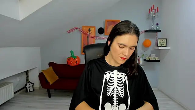 IzzyMonro online show from 10-30-25, 08:53