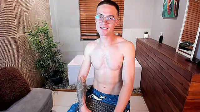 Snapshot of Lil_James chatting on 11-06-25, 07:48 Lil James online show from 11-06-25, 07:48