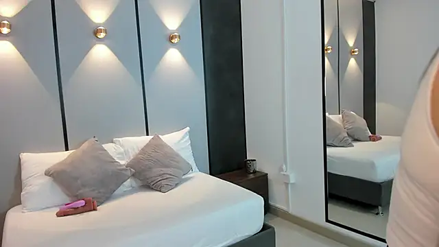 mia collins96 online show from 04-25-26, 02:03