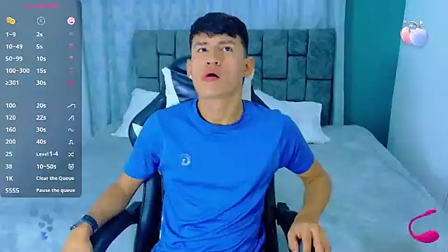 Snapshot of Nicolas_Torres_ chatting on 10-21-25, 05:52 Nicolas Torres online show from 10-21-25, 05:52