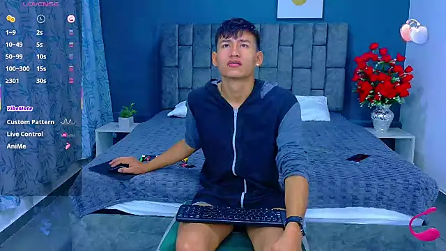 Snapshot of Nicolas_Torres_ chatting on 10-22-25, 06:57 Nicolas Torres online show from 10-22-25, 06:57