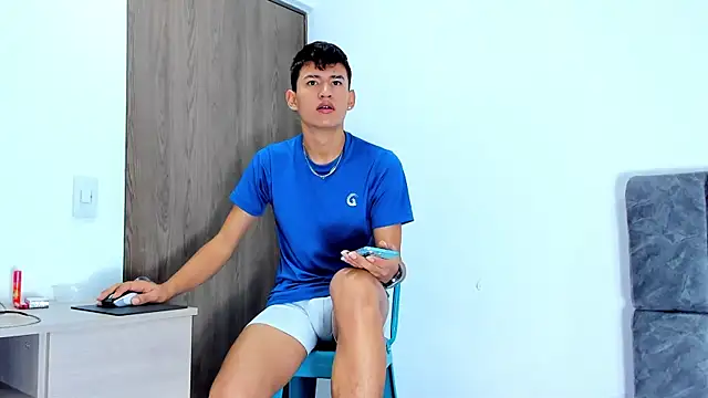 Snapshot of Nicolas_Torres_ chatting on 10-31-25, 07:42 Nicolas Torres online show from 10-31-25, 07:42